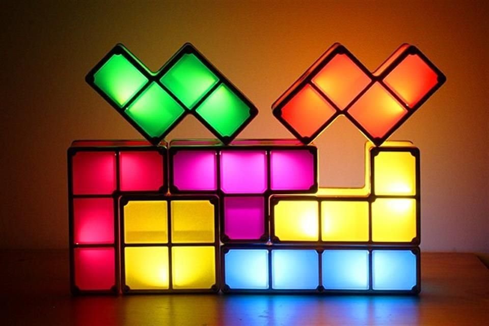 No importa el estilo de decoración de tu 'man cave', agregar un poco de color nunca está de más.<br>La lámpara LED Tetris Stackable tiene un precio de 38 dólares y es posible conseguirla en línea.