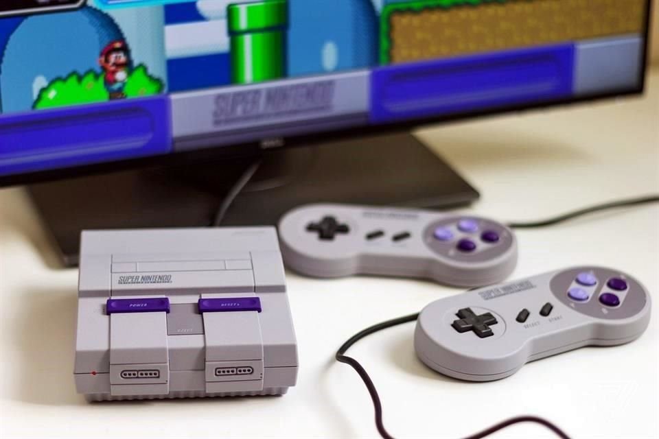 Si eres amante de los videojuegos, entonces agrega a tu colección una consola Super NES Classic Edition.<br>Incluye 21 juegos y tiene un precio de 2 mil 500 pesos en línea.