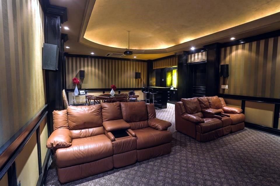 Aunque una televisión y un sofá son el mobiliario más común en un 'man cave', existen diferentes decoraciones y objetos que no hay que dejar de lado.<br>Conoce algunos de ellos.