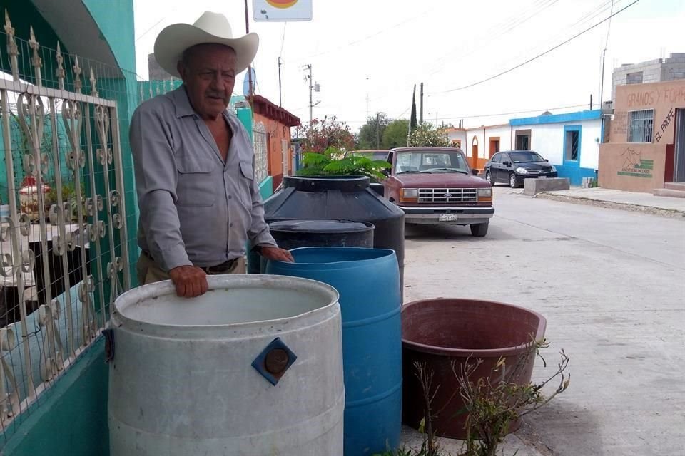 Desde hace un mes, los vecinos de Mier y noriega se ven obligados a sacar tambos y cubetas a las calles para conseguir agua de la pipa que el Municipio envía a la cabecera y 14 ejidos.