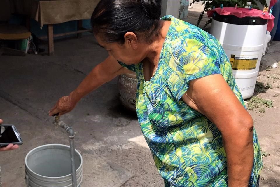 Desde hace un mes, los vecinos de Mier y noriega se ven obligados a sacar tambos y cubetas a las calles para conseguir agua de la pipa que el Municipio envía a la cabecera y 14 ejidos.