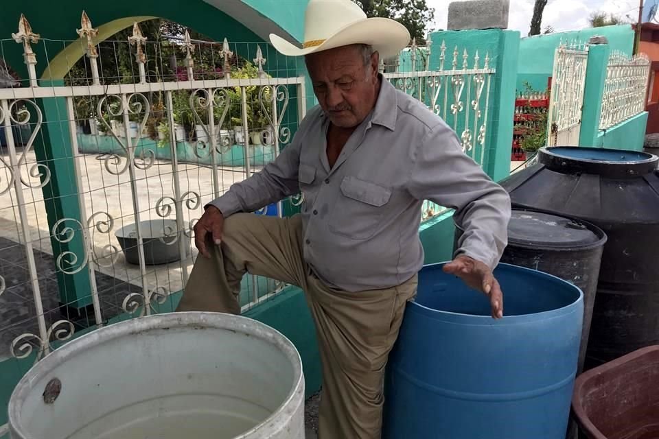 Los exteriores de las casas de Mier y Noriega lucen 'adornadas' con tambos que esperan agua de pipas, como en la vivienda de Alfredo Villasana Castillo.