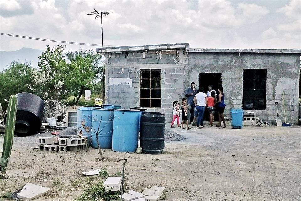 Ante el intenso calor, miles de habitantes rurales, como los del Ejido Francisco Villa, en Bustamante, dependen de pipas oficiales para contar con agua.