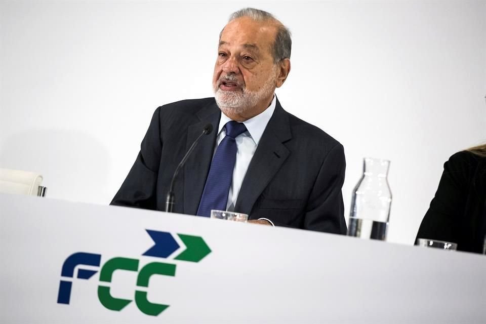 Carlos Slim, que ya controla en España el grupo de construcción y de servicios FCC, tiene un paquete de 30.5 millones de acciones de Prisa de forma indirecta.