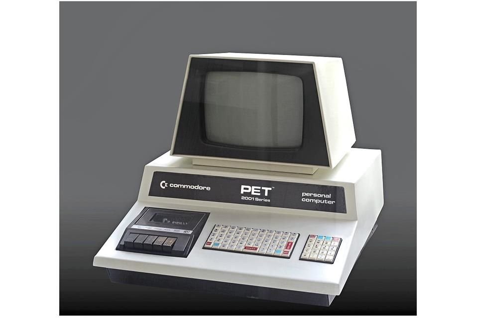 PET 2001(Personal Electronic Transactor) se comercializó a partir de 1977 en dos versiones: una con 4 KB de RAM y la otra con 8 KB.