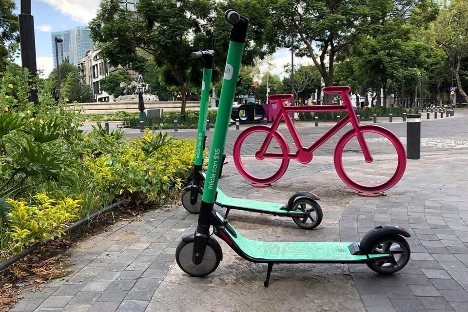 Los patines permiten maniobrar en el tráfico y alcanzan hasta 20 kilómetros por hora.