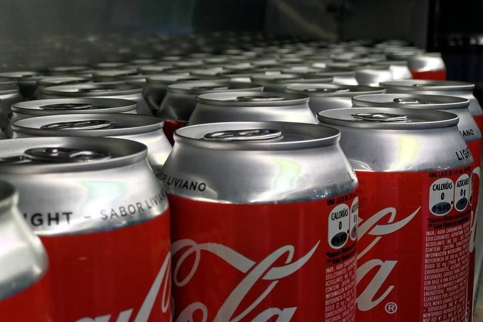 El anuncio llega después de que Pepsi informara recientemente que experimentaría vendiendo Aquafina en latas en restaurantes y estadios.