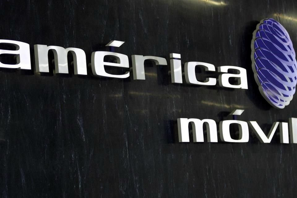 América Móvil informó el martes una caída del 48 por ciento interanual en su beneficio neto del cuarto trimestre de 2024, muy por debajo de las expectativas de los analistas.