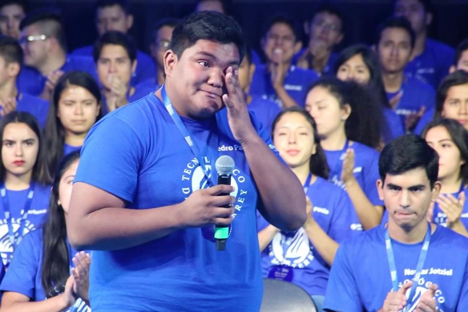 Pedro Pablo Ortiz López, de Acapulco, dijo que el día en que fueron dados a conocer a los seleccionados a la beca de este año, entre ellos él, su padre fue asesinado.