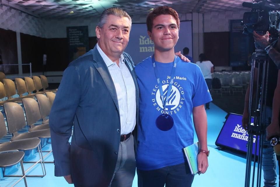 Jóvenes líderes se tomaron la foto del recuerdo con José Antonio Fernández Carbajal, presidente del Consejo del Tec.