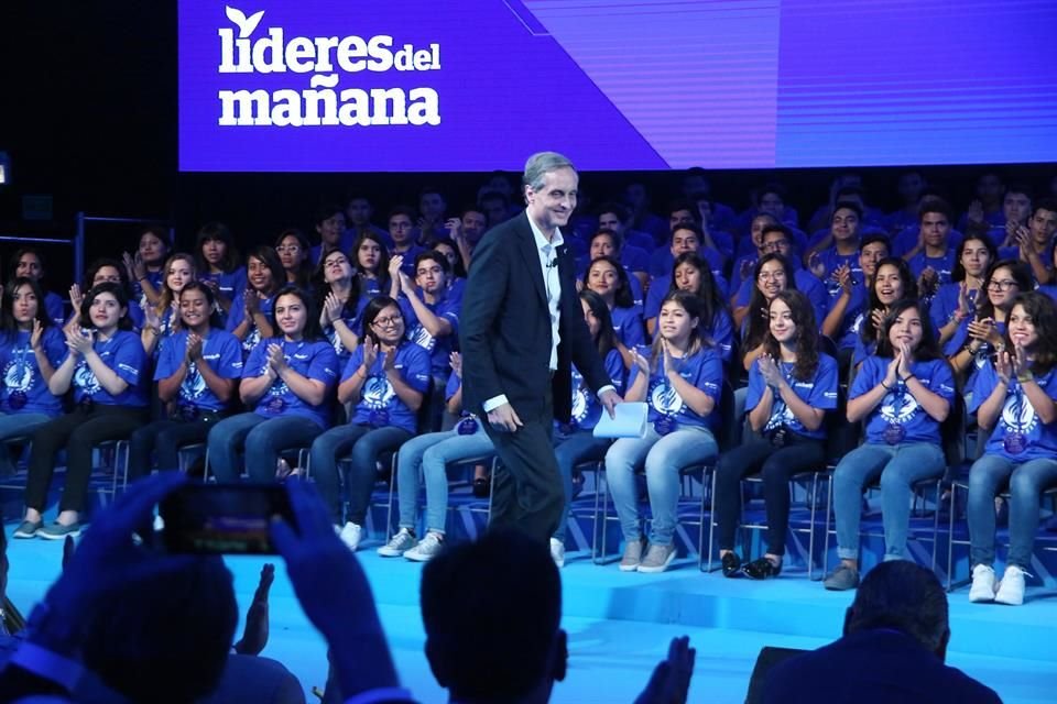 A los jóvenes becarios, el empresario Daniel Servitje les pidió promover la confianza y la integridad con el fin de impulsar un México honesto.