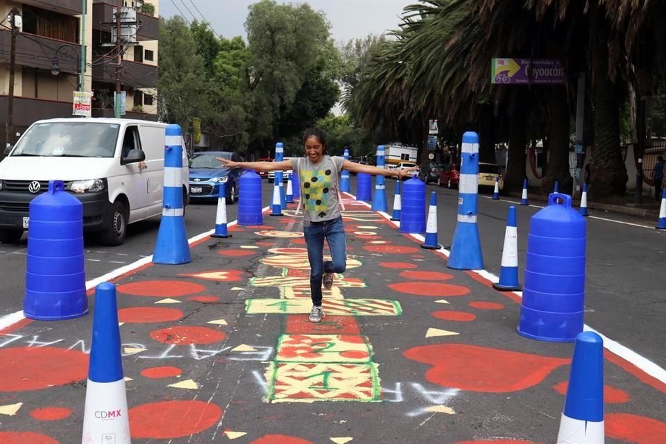 En el Día del Peatón, la Colonia Del Carmen se lleno de cruces viales pintados para concientizar a los que utilizan las calles.