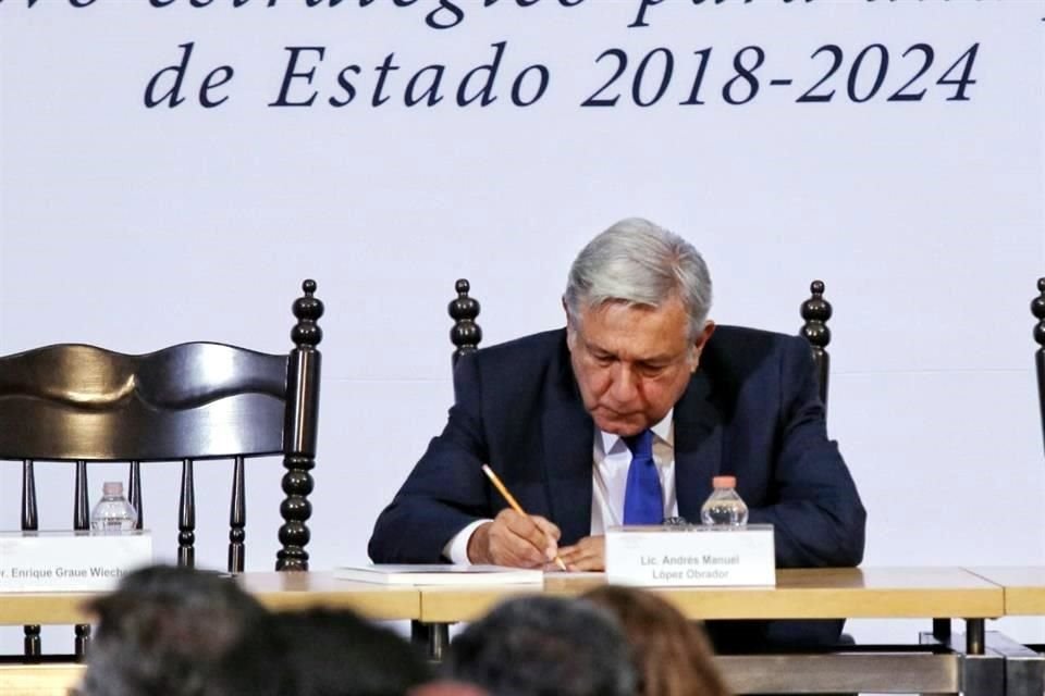 Para apoyar a instituciones educativas, López Obrador ofreció contratar a sus centros de investigación en lugar de usar despachos privados en los proyectos de Gobierno.