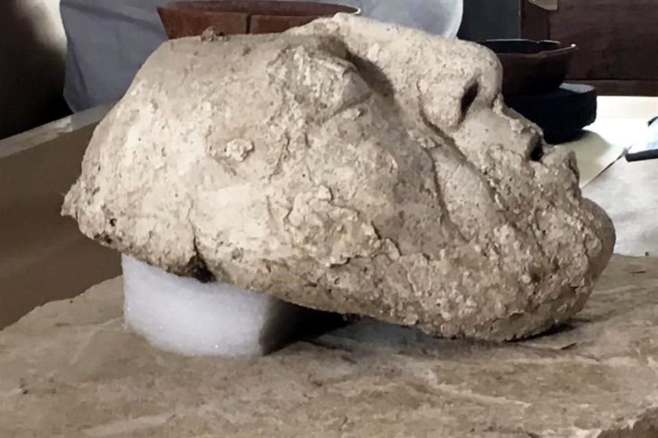 El mascarón de estuco representaría al gobernante Pakal, según investigadores del INAH.