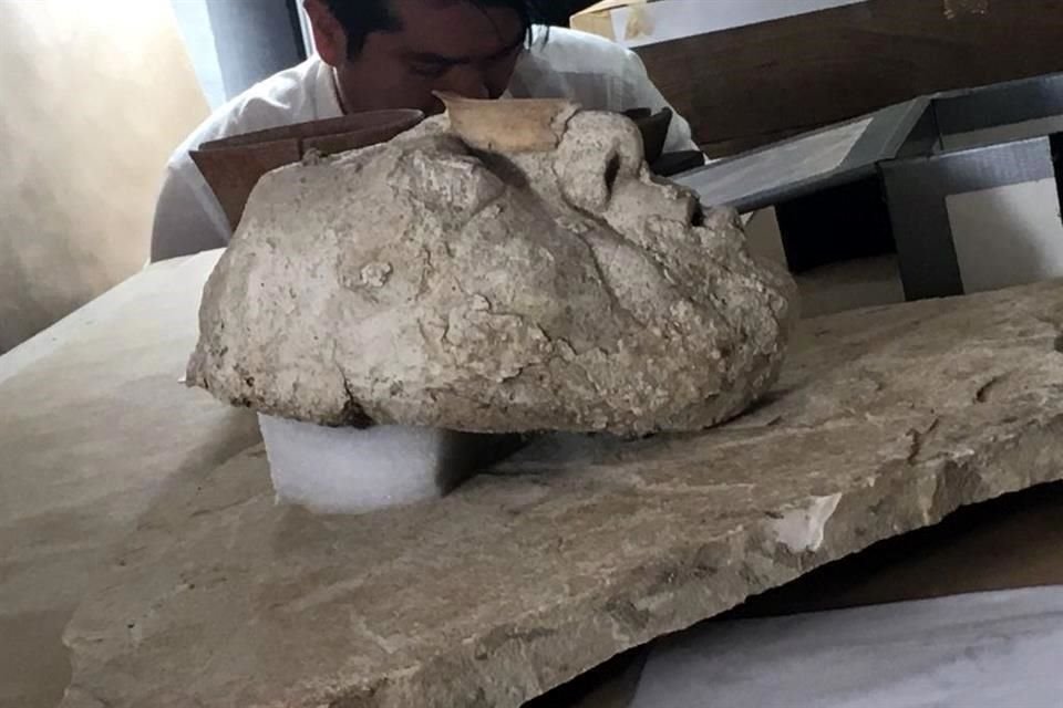 El mascarón de estuco representaría al gobernante Pakal, según investigadores del INAH.