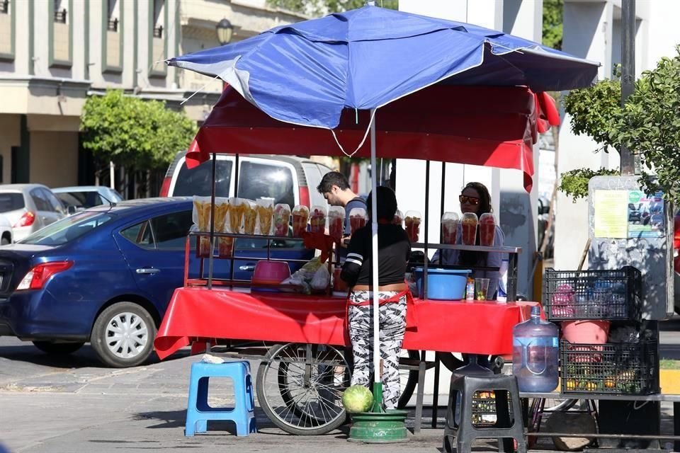 La informalidad va más allá de las personas que venden en la calle, ya que se puede hallar hasta en oficinas.