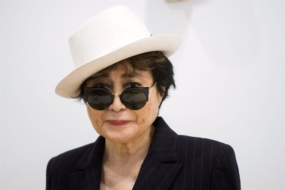 Yoko Ono está en busca de la piedra de río con la inscripción 'Love Yourself'.