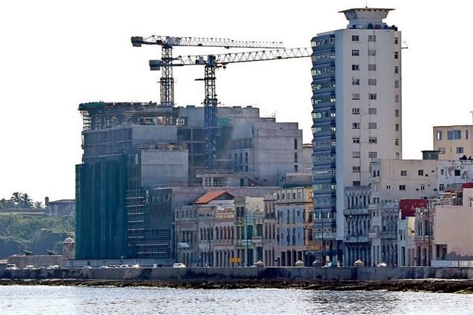 El salitre y los huracanes han erosionado las fachadas de los edificios sobre el paseo costero.