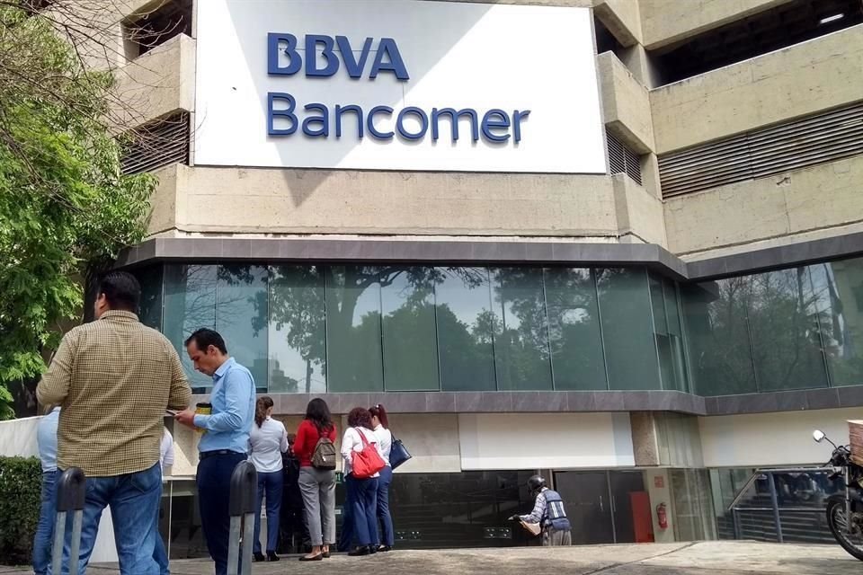 Ex empleados que acudieron a la sucursal de Avenida Vallarta y Chapultepec para conocer su situación prefirieron esperar y no firmar documentos.