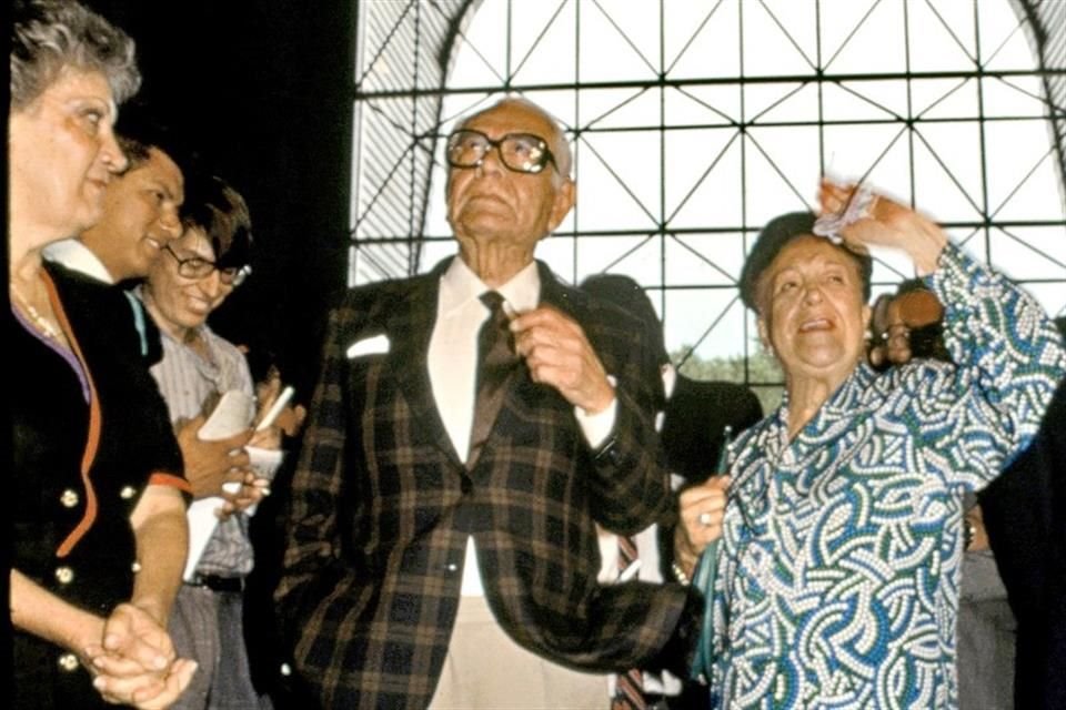 La obra fue inaugurada el 20 de julio de 1988, hace 30 años, por Doña Márgara Garza Sada de Fernández (izq.), el artista oaxaqueño Rufino Tamayo y su esposa Olga.