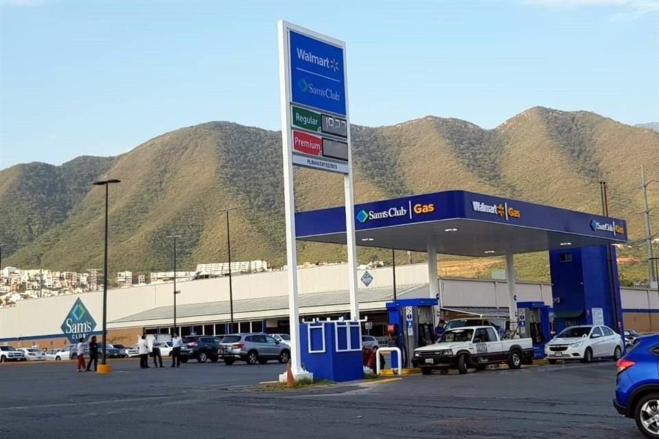 Estación de gasolina Walmart. La empresa comenzó con la operación de sus primera 6 gasolineras.