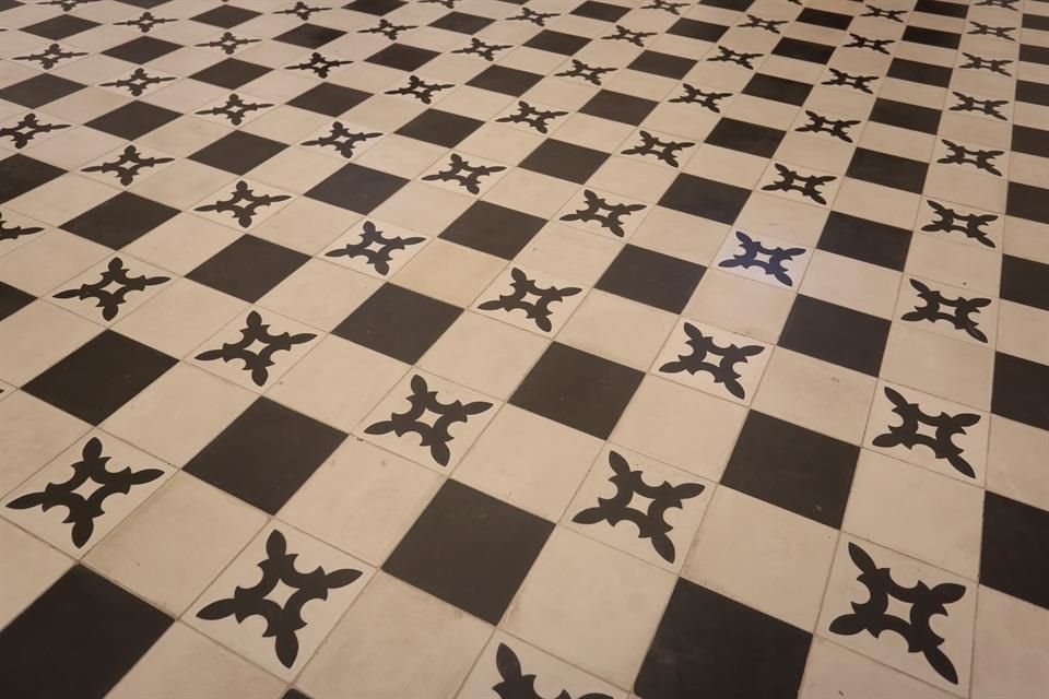 Cada sala tiene piso de pasta con diferentes diseños.