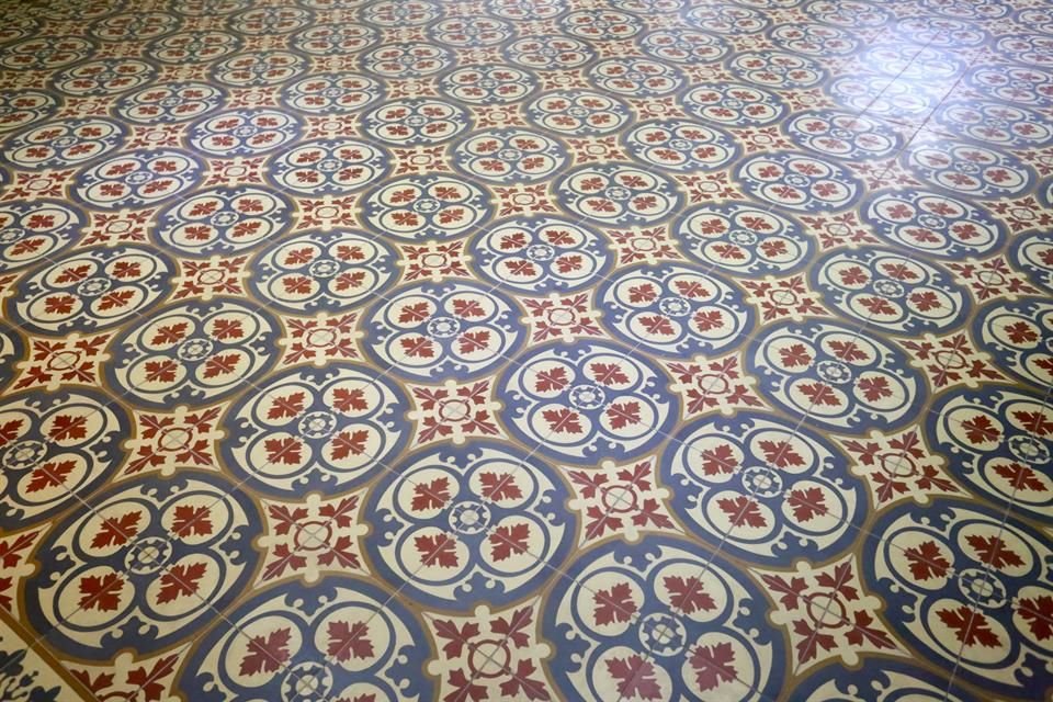 Cada sala tiene piso de pasta con diferentes diseños.