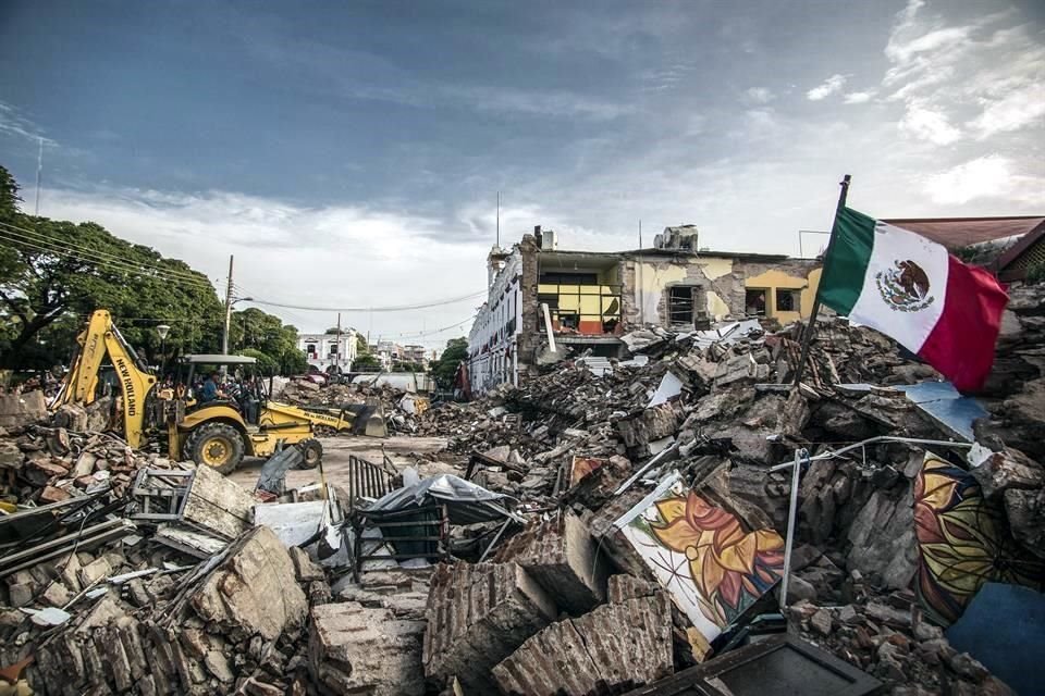 La noche del 7 de septiembre, tras el terremoto de magnitud 8.2, una bandera ondeó entre los escombros que dejó el derrumbe de una parte del Palacio Municipal.