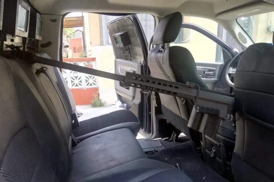 Un rifle tipo Barret de calibre 50 milímetros fue encontrado adentro de una de las camionetas.
