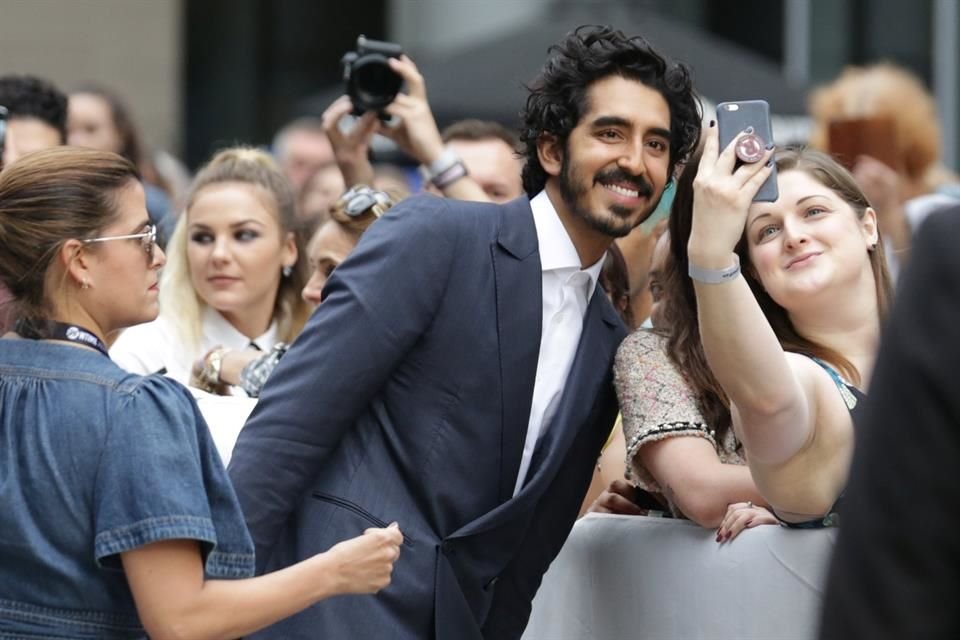 El actor británico de ascendencia india exhibió en el TIFF su filme 'Hotel Mumbai'.