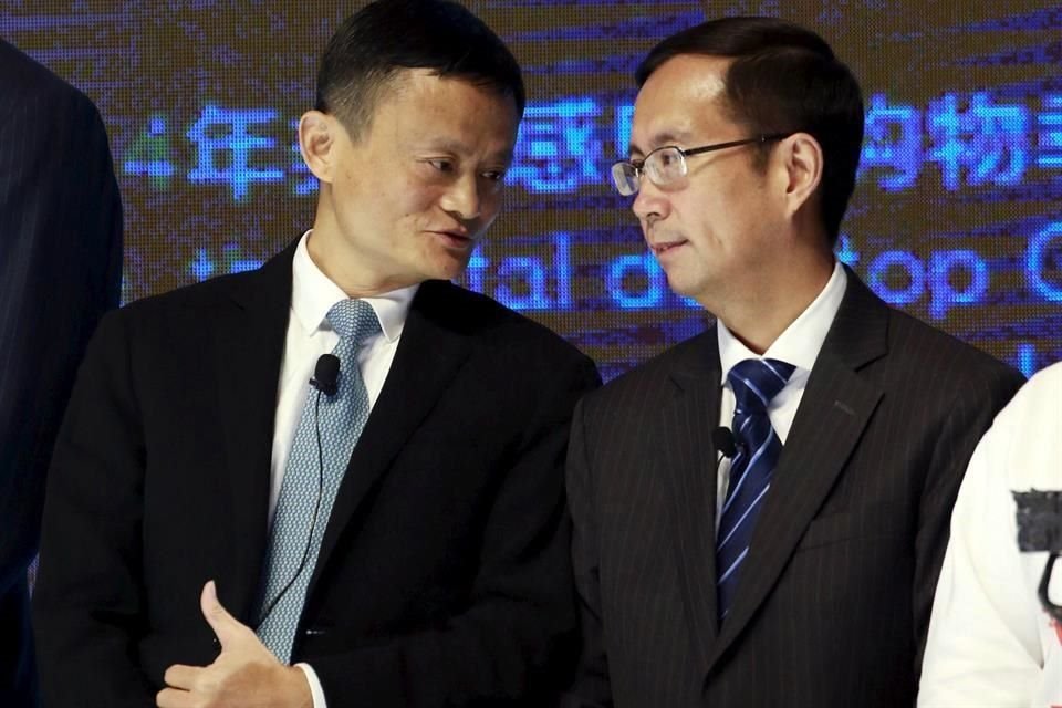 Jack Ma (Izq.), fundador y presidente de Alibaba, junto a Daniel Zhang, director general de la compañía.