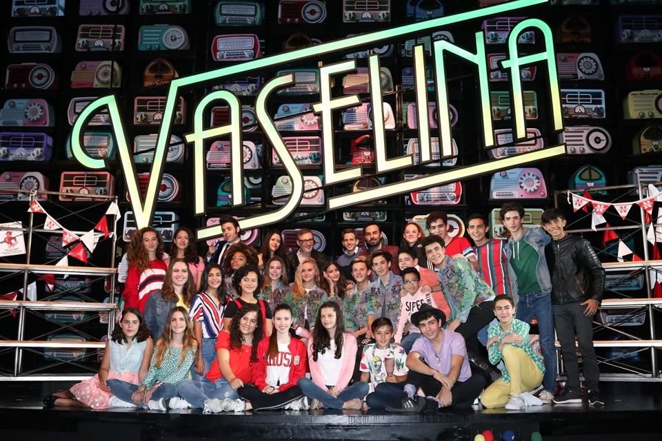 Emiliano González, Ivanna González, Ana Paula De León, Ana Sofía Durand, Jelissa Hernández, Nathan Bank y Yael Fernández, de LemonGrass, presentarán otra versión de 'Vaselina'.