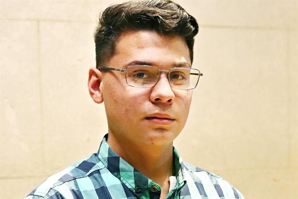 Al terminar su primer semestre de prepa, Edén Gómez investigó la contaminación del ambiente y le llamaron la atención los derrames de petróleo.