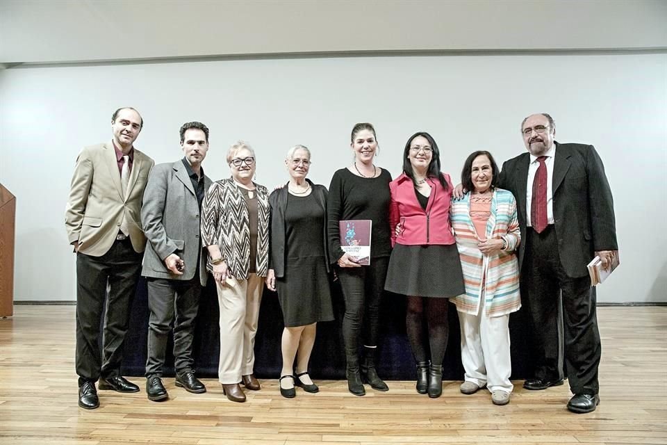 Integrantes de la Fundación Cultural Garro y Paz durante el 20 aniversario luctuoso de Garro.