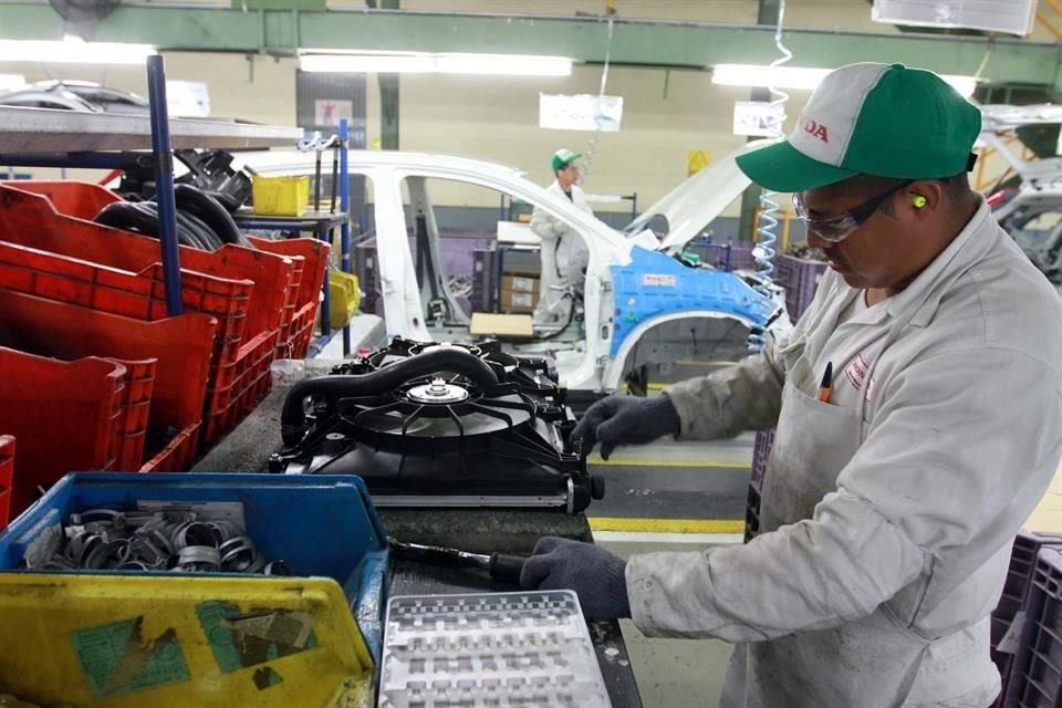 Si Estados Unidos empieza a operar la industria automotriz es imprescindible que México también lo haga, dijeron empresarios.