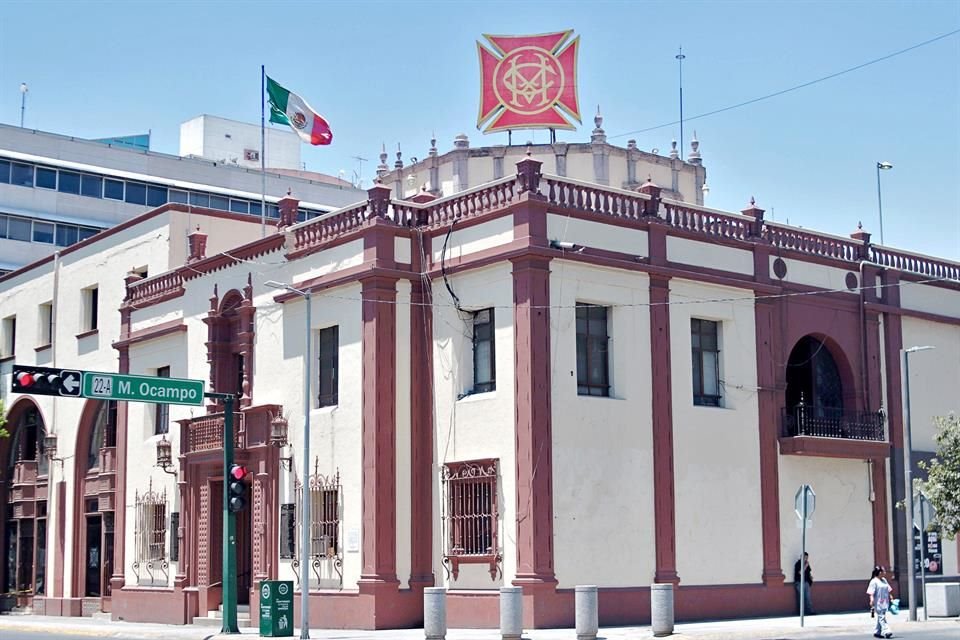 El edificio del Círculo Mercantil Mutualista data de 1933. A finales de los 60 perdió parte de su construcción con la ampliación de Ocampo.