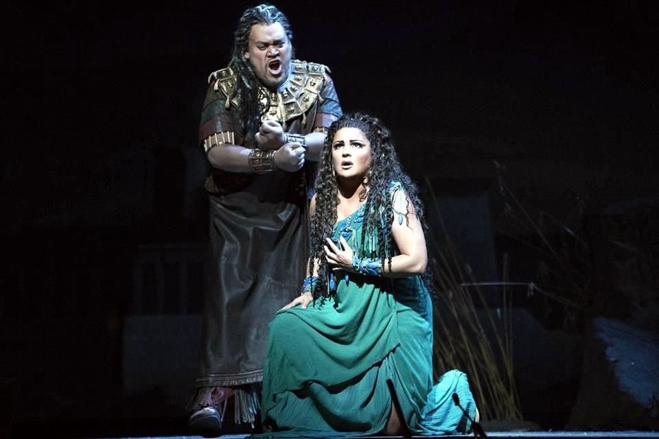 El barítono Quinn Kelsey y la soprano Anna Netrebko.