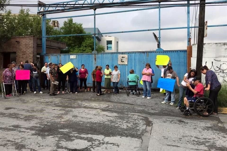 El grupo de unos 30 vecinos, apoyados por el Diputado federal, Alfonso Robledo, con pancartas mostraron mensajes de rechazo hacia la construccin.