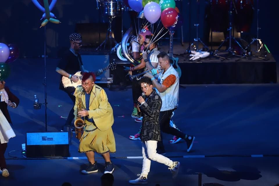 Pedro Fernández se unió a la fiesta como invitado para cantar 'Yo No Fui'.