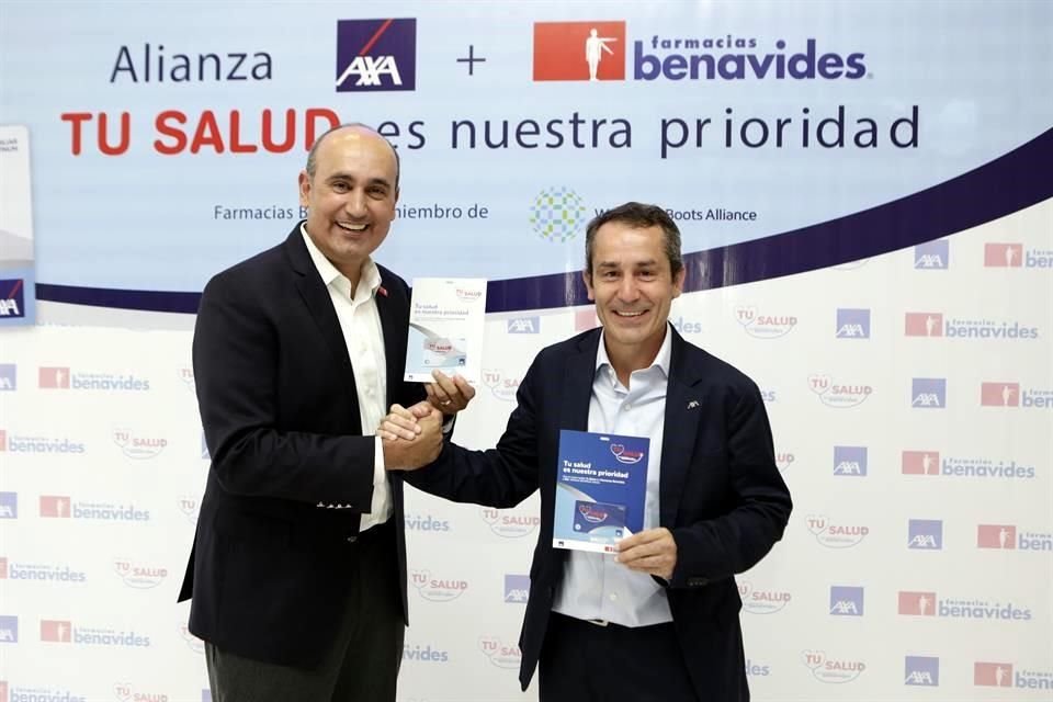 Macedonio Garza (izq), director general de Farmacias Benavides, y Federico Villa, director general de AXA.