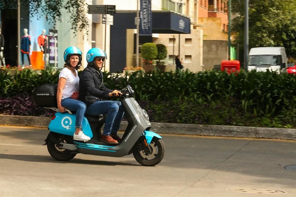 El scooter para dos personas pesa aproximadamente 130 kilos, 40 más que el modelo clásico, y soporta un peso máximo de 160 kilogramos.