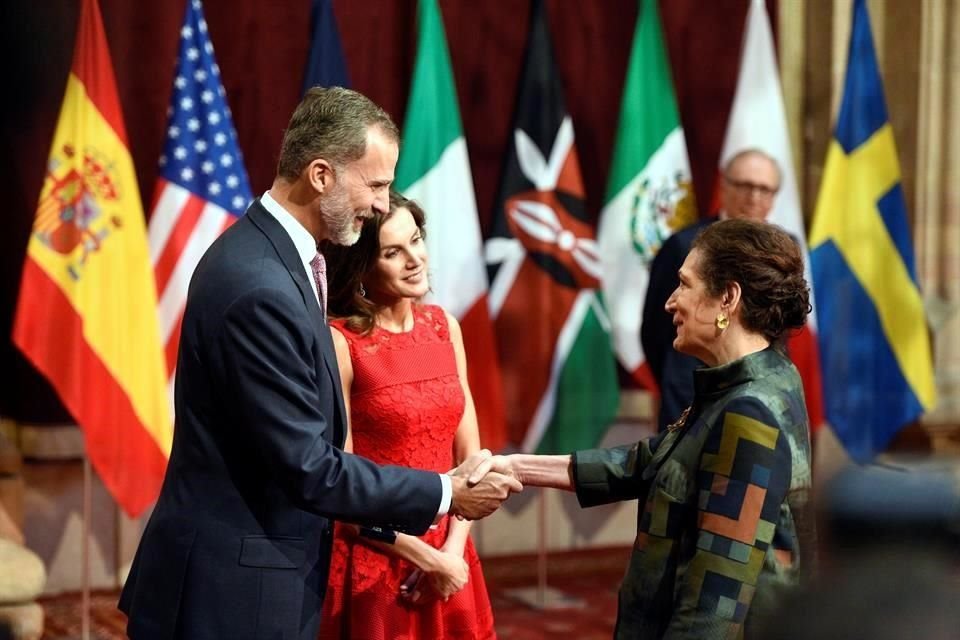 El Rey de España entregó la insignia del Premio Princesa de Asturias a la periodista mexicana Alma Guillermoprieto.