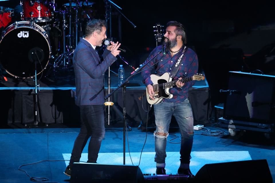 El grupo español Love of Lesbian llenó el Auditorio Nacional el jueves y fue aclamado con griteríos.