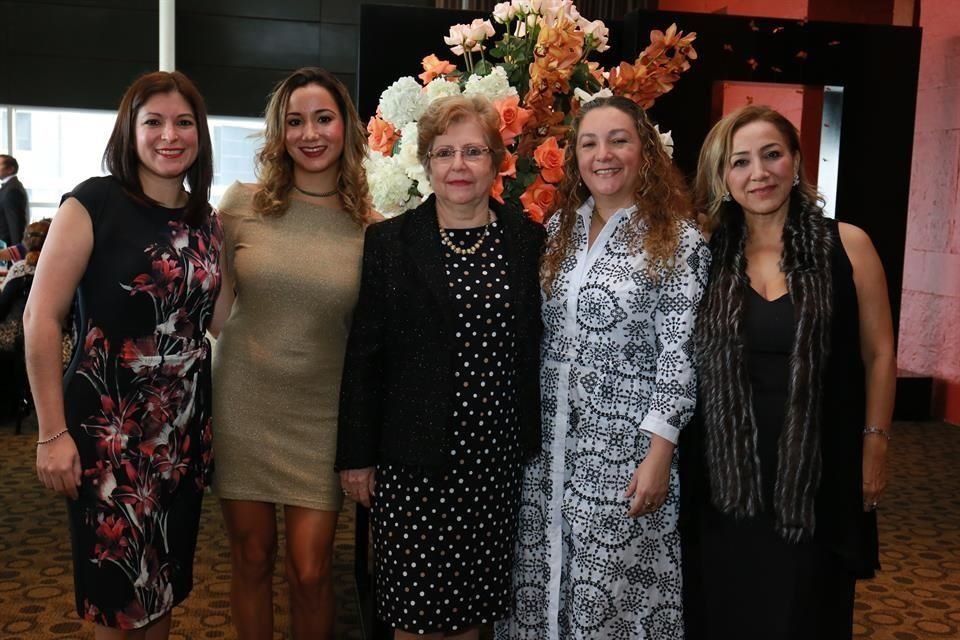 Martha Álvarez, Marcela Álvarez, María Martha Álvarez, Eva Álvarez y Zaida Gaytán
