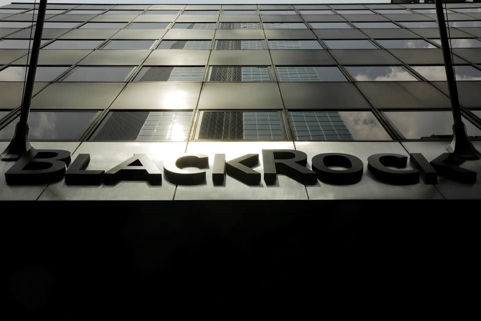 BlackRock estudia los beneficios a largo plazo de las criptomonedas.