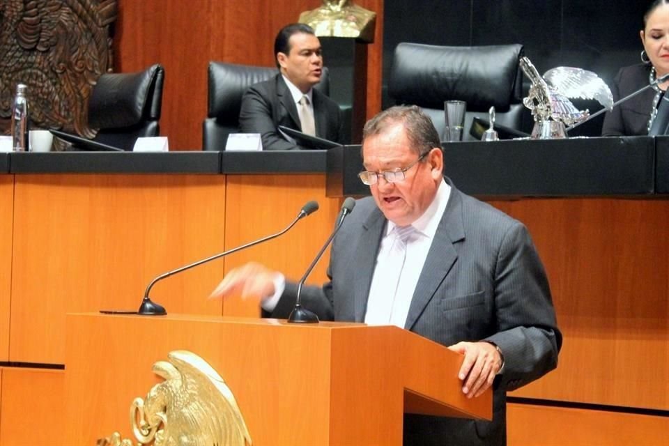 El senador Daniel Gutiérrez Castorena, a nombre de Ricardo Monreal, presentó la propuesta de reforma para elevar controles contra las empresas conocidas como 'fachada'.