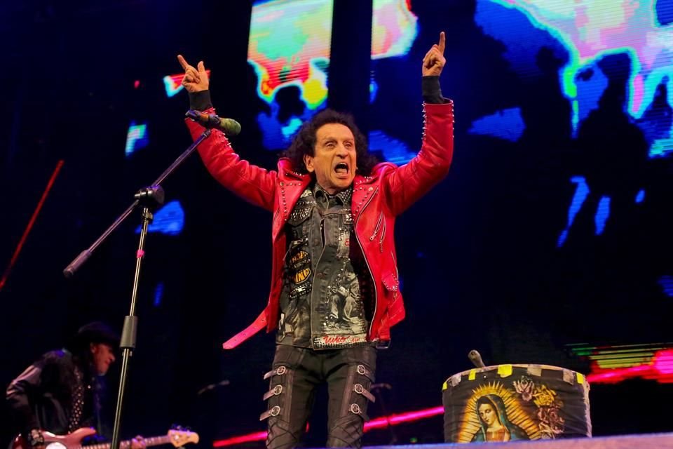 El cantante ofreció lo mejor de su repertorio con lo que prendió a sus fans.