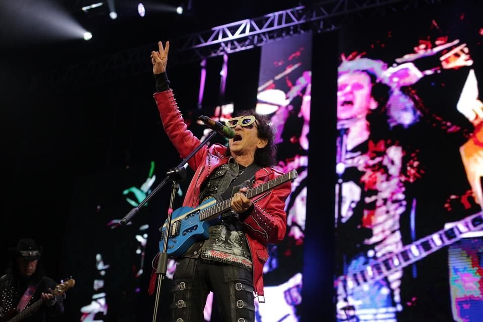 El cantante ofreció lo mejor de su repertorio con lo que prendió a sus fans.