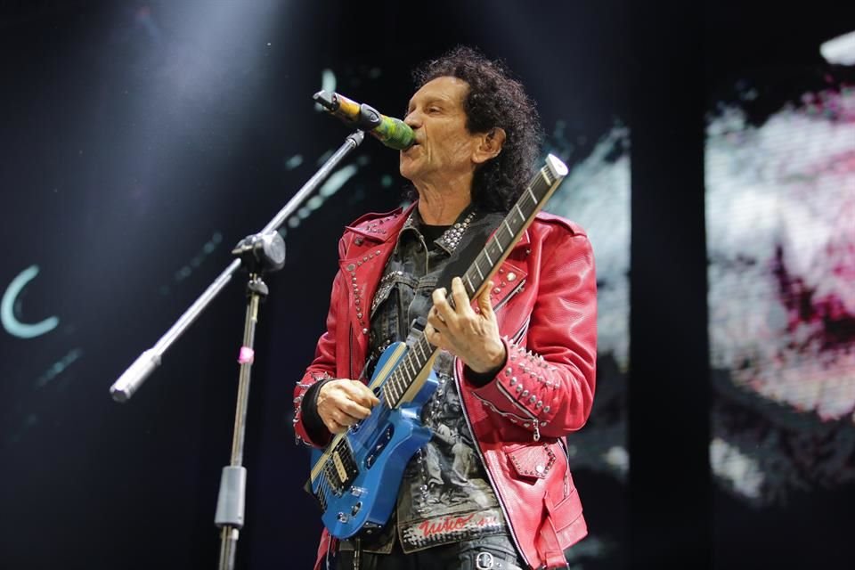 El cantante ofreció lo mejor de su repertorio con lo que prendió a sus fans.