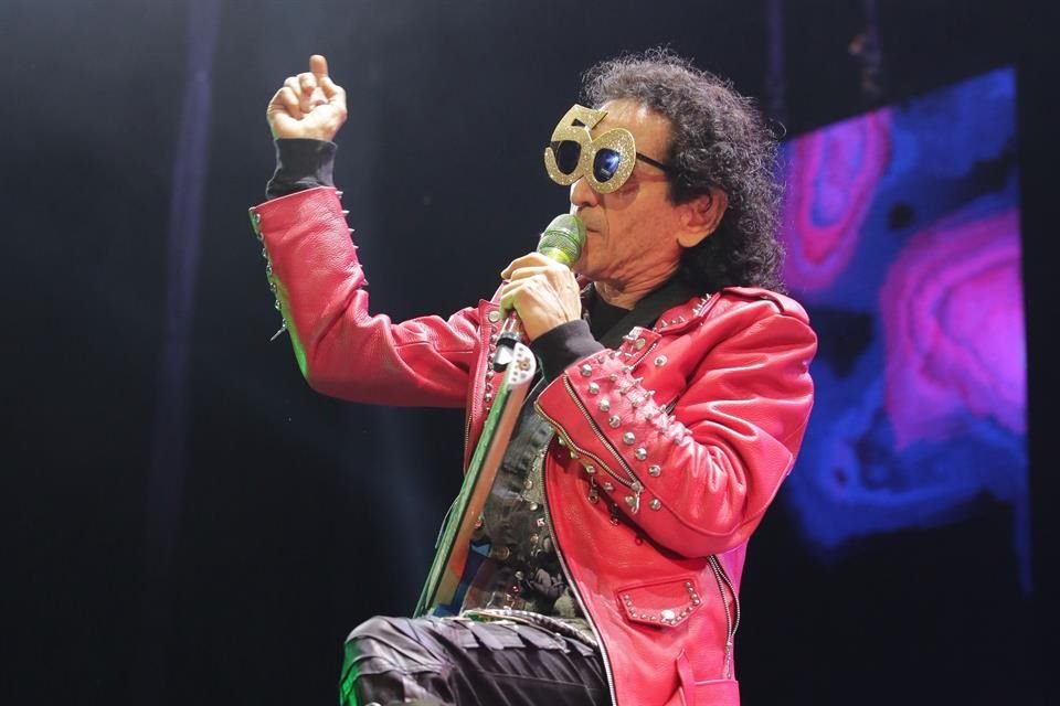 El cantante ofreció lo mejor de su repertorio con lo que prendió a sus fans.